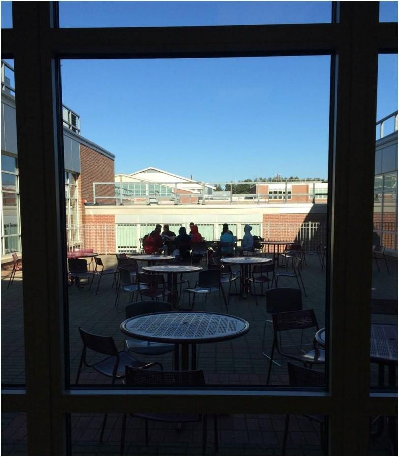 A group of students sit outside during lunch. 