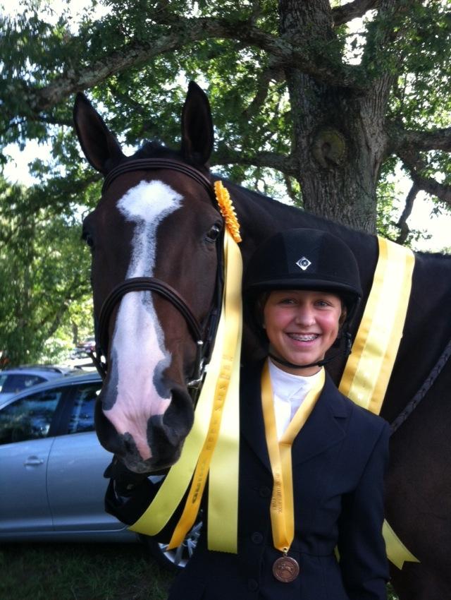 Sophomore+Alyssa+Krinsky+posing+with+her+horse+Quito+after+placing+third.