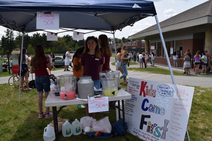 Sophomore Jessica Yin participates in the Kids Come First club by selling regular lemonade and pink lemonade for 50 cents.
