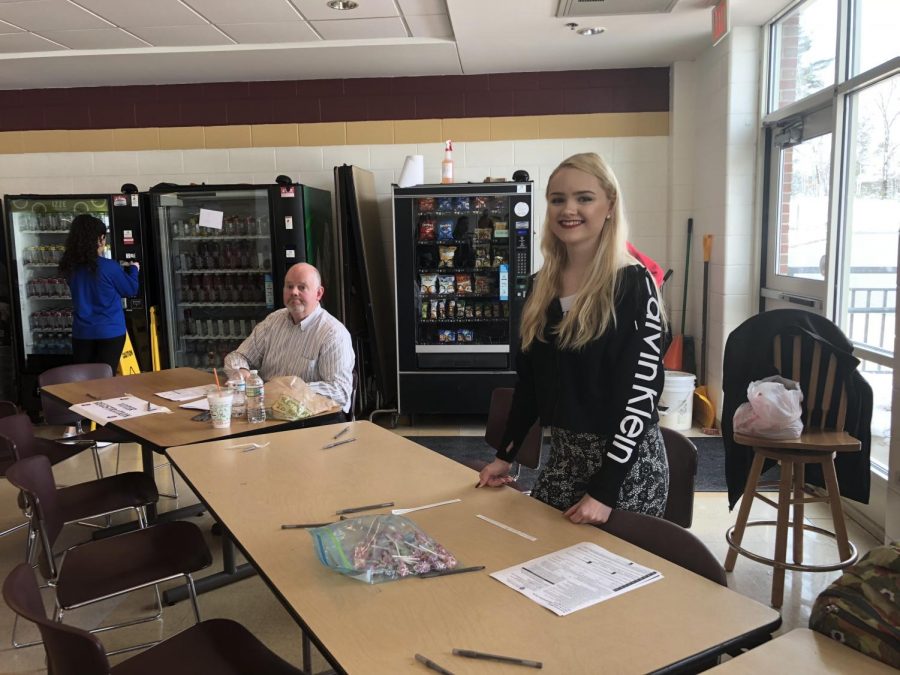 Junior+Rebecca+Snow+helped+students+in+registering+to+vote+during+lunch+on+March+14.