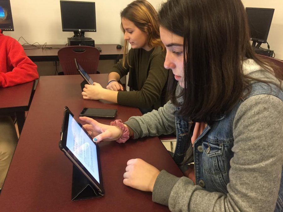 Sophomores Adriana Baldelli (left) and Lauren Ward (right) listen in on notes during Cathy Griffin’s Computer Essentials Class.
