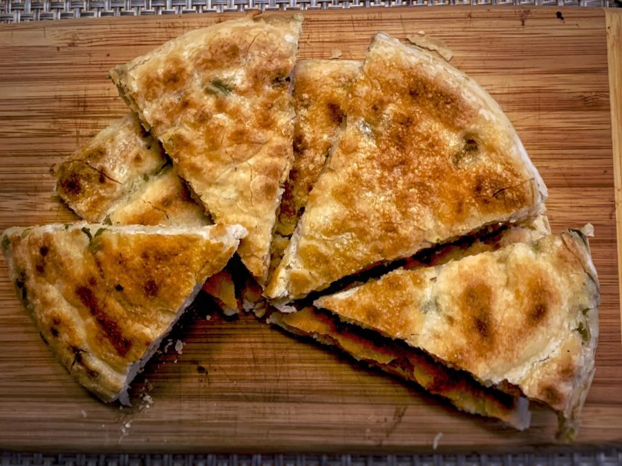 The+best+way+to+eat+scallion+pancakes+is+to+serve+it+sliced+into+triangles+like+a+pizza+with+a+delicious+dipping+sauce.