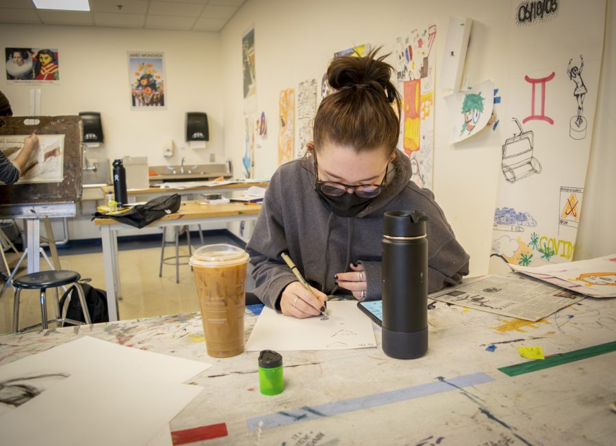 Senior Meghan Gillerin takes time to destress by creating a zentagle-like constellation piece.