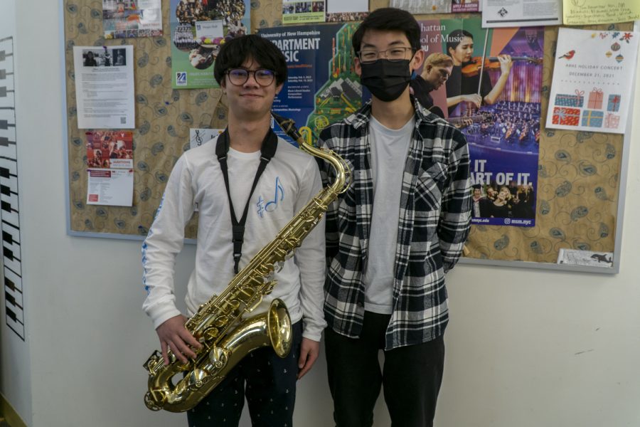 Sophomores Oliver Kubik, who plays the tenor saxophone, and Elliott Yee, who plays the upright bass, make up a jazz duo who perform live music at local restaurants.