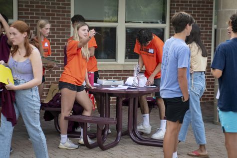Peer mentors help freshmen check in to Freshman Orientation on August 29, 2022.