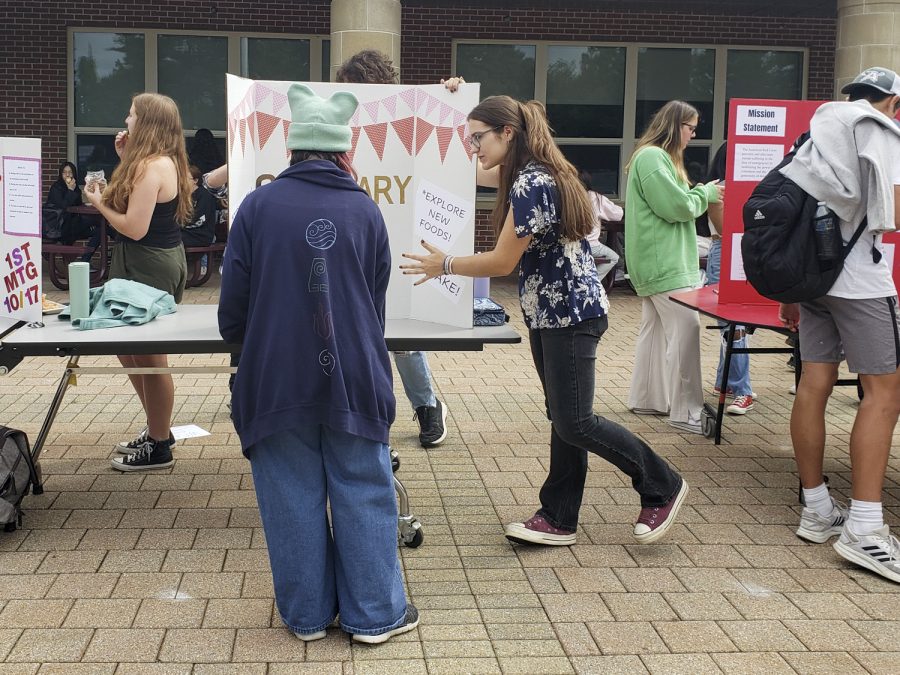 Senior Nova Deyo discusses the Culinary Club at the Activities Extravaganza on Wednesday, Sept. 21, 2022.