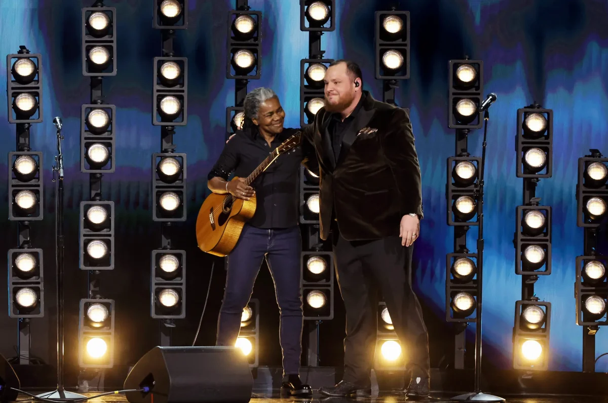 Luke+Combs+and+Tracy+Chapman+performed+her+song+%E2%80%9CFast+Car%E2%80%9D+together+at+the+2024+Grammys.
