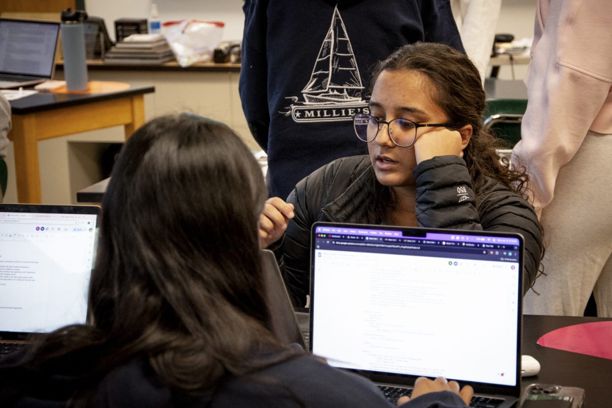 Senior Maria Nagaria discusses with classmates during Forensic Science class on Jan. 13, where the use of AI is allowed when making evidence boards. “AI creatively writes a story instead of just stating facts,” senior Claire Wikander said.